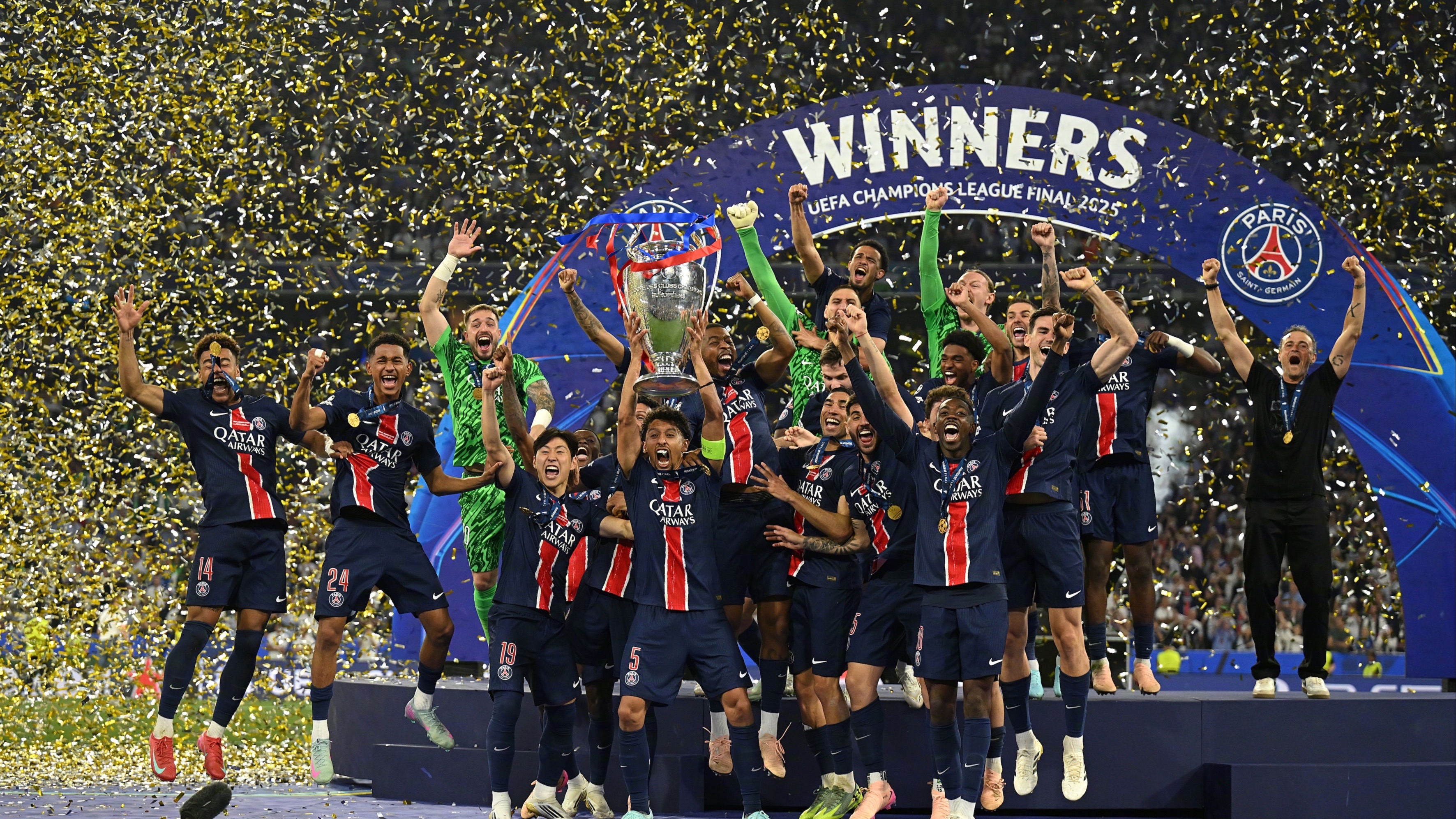 欧洲豪门激战领跑，冠军呼之欲出(皇帝在军营慰劳军官)