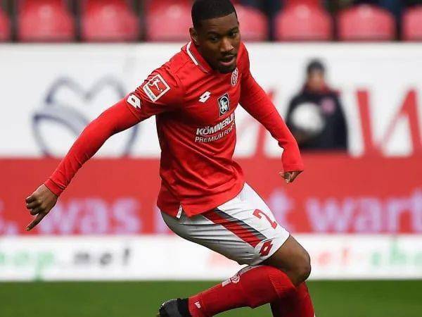 包含奥格斯堡取得重要胜利，赛季关键时刻展现实力的词条