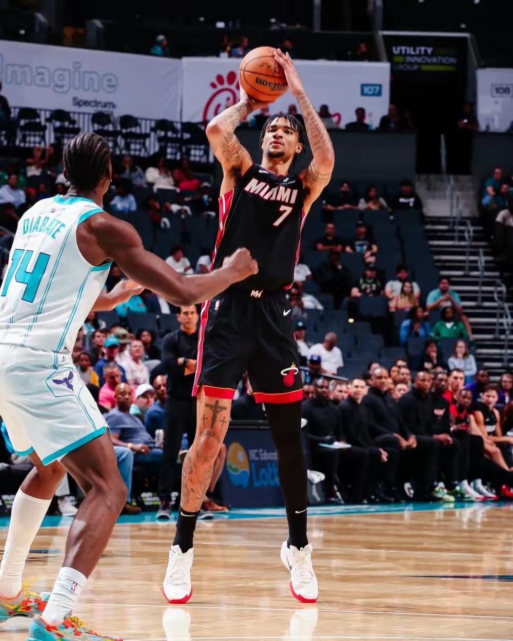 猛龙队全队发挥失常遭遇卫冕冠军挑战的简单介绍